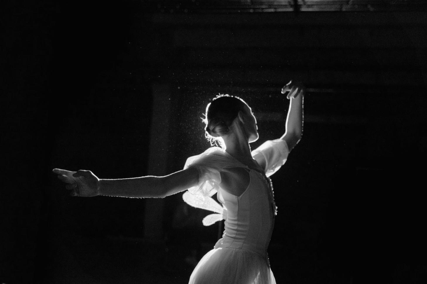 Momento di concentrazione prima dell'inizio della lezione di danza
