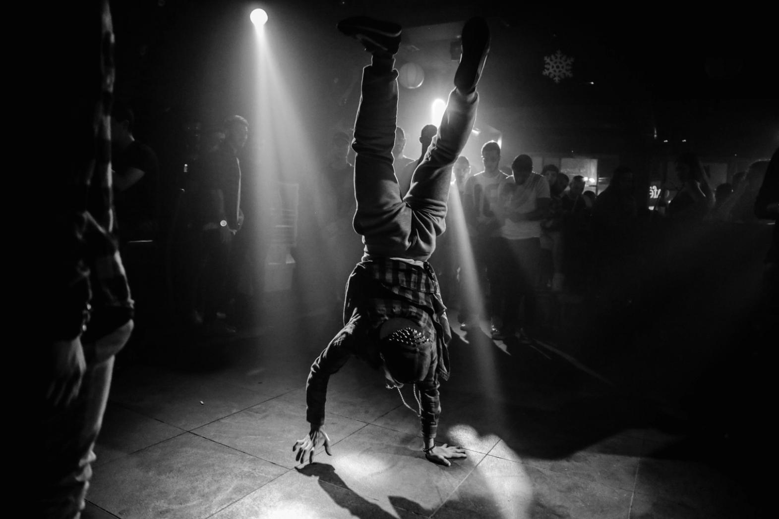 Momento di pratica durante una lezione di danza per principianti